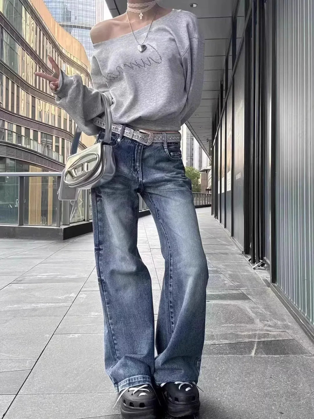 Women’s Off-Shoulder Cropped Hoodie – Streetwear Aesthetic